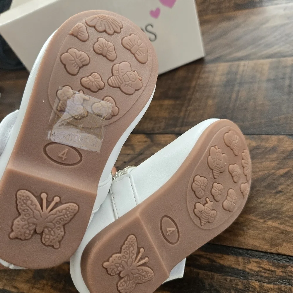 Tip Top Kids Girls MaryJane White Shoe with Rhinestone Strap. Style S187. Size 4
